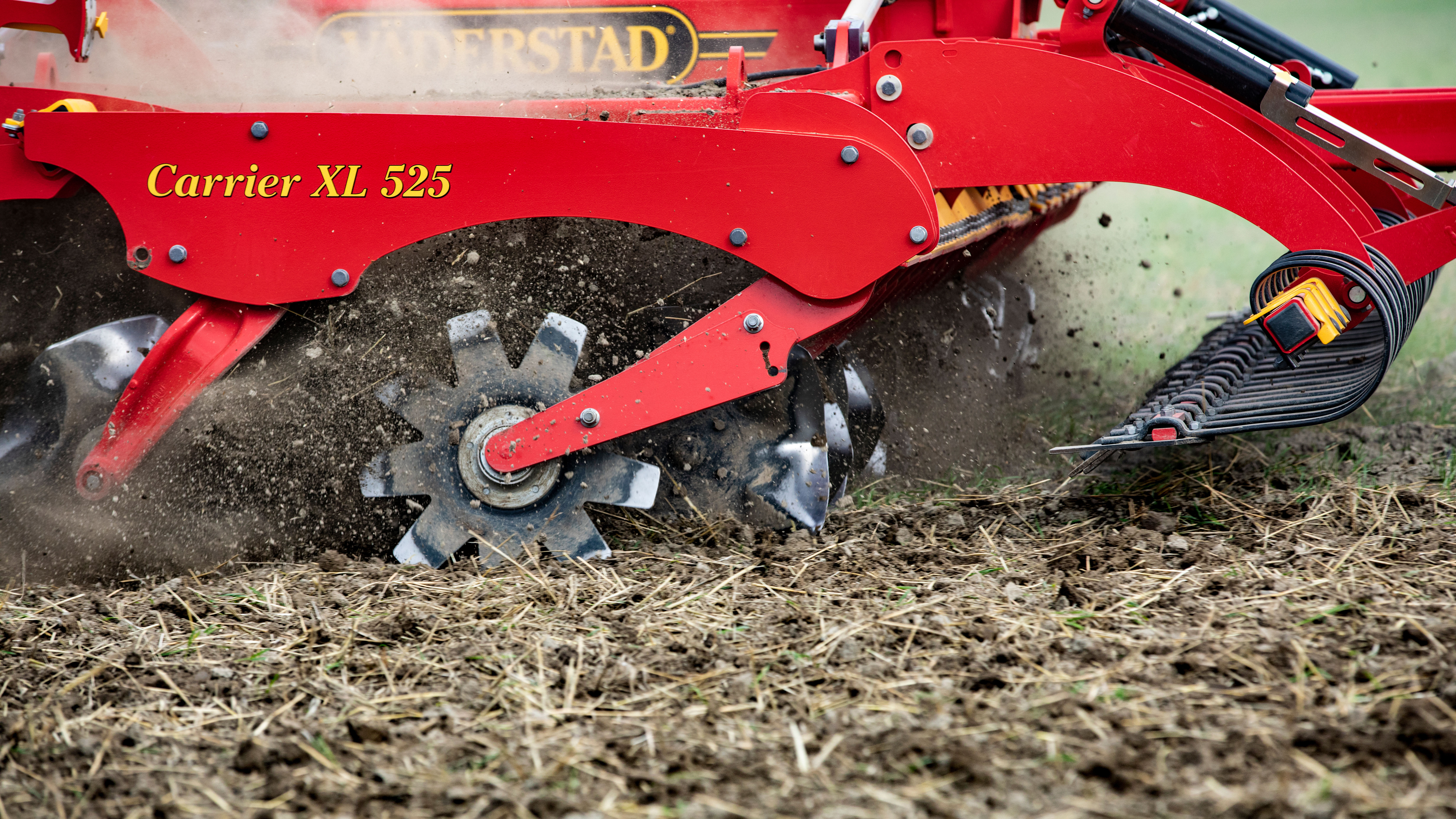 Carrier XL rouge sur le terrain