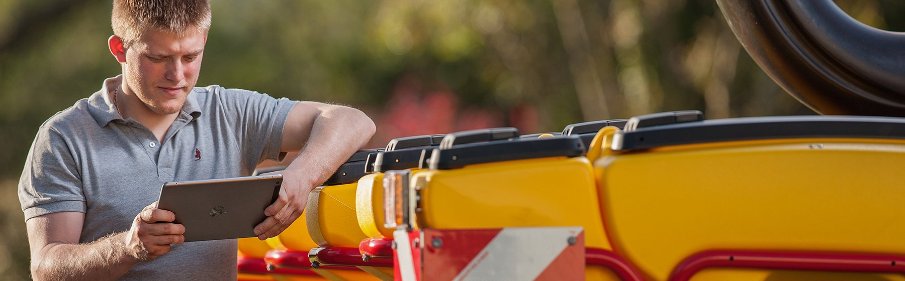 Agriculteur avec un E-Control dans ses mains