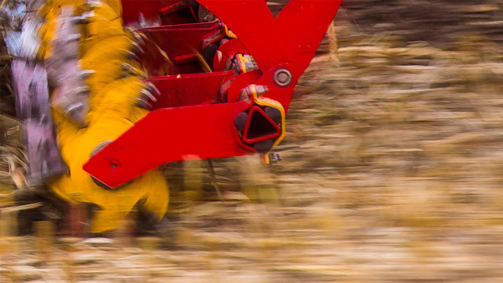 Close-up for the Väderstad CrossCutter Knife on a machine working in the field