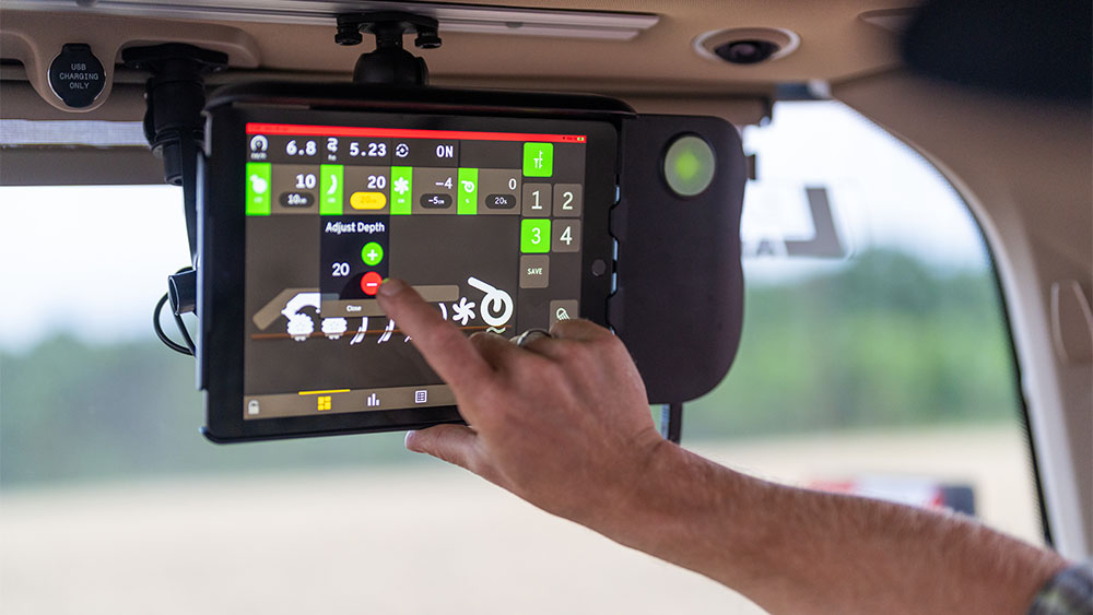 Mână folsind sistemul Väderstad E-Control în tractor