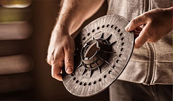 Close-up of someone holding a seed disc for Väderstad Tempo in their hands.