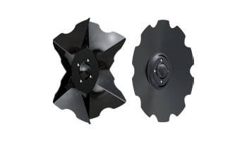 Focus sur quelqu'un portant un disque de déchaumeur Väderstad dans ses mains