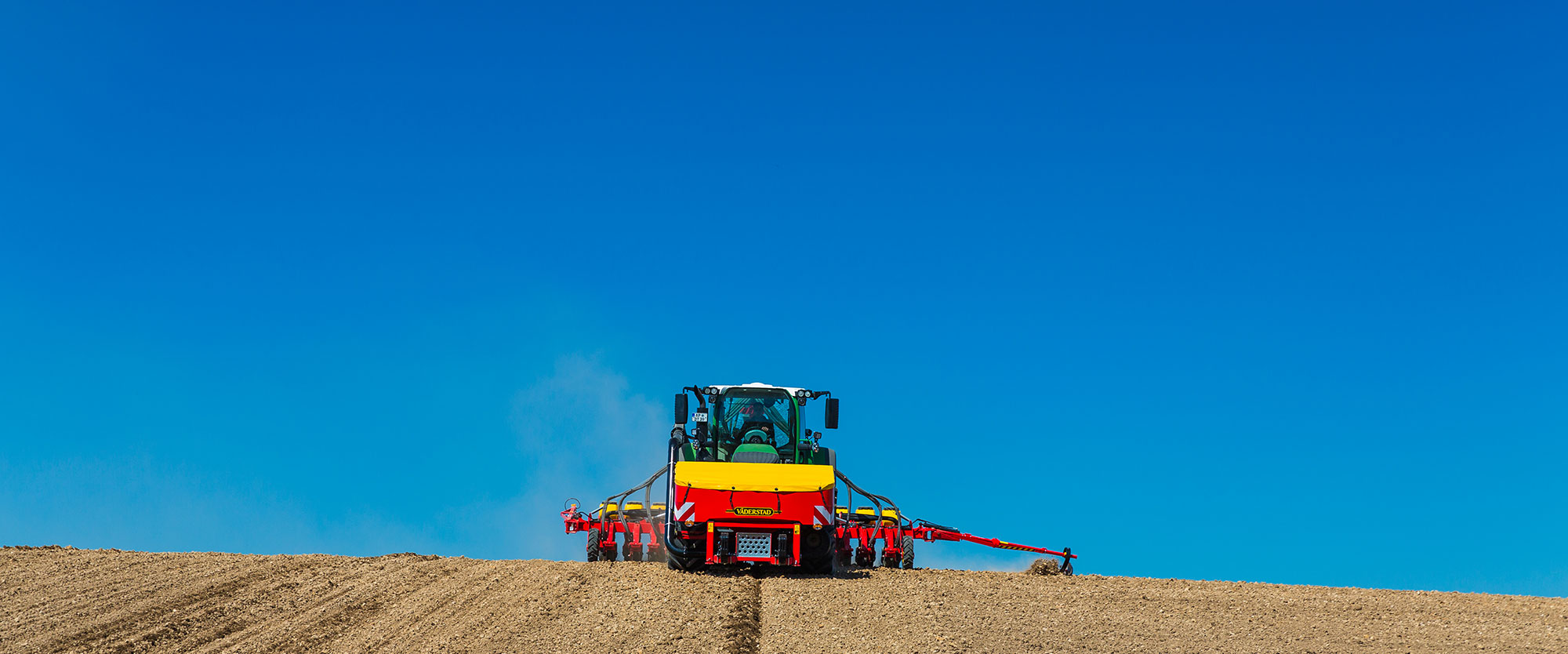 Tramoggia anteriore Väderstad FH 2200 in campo