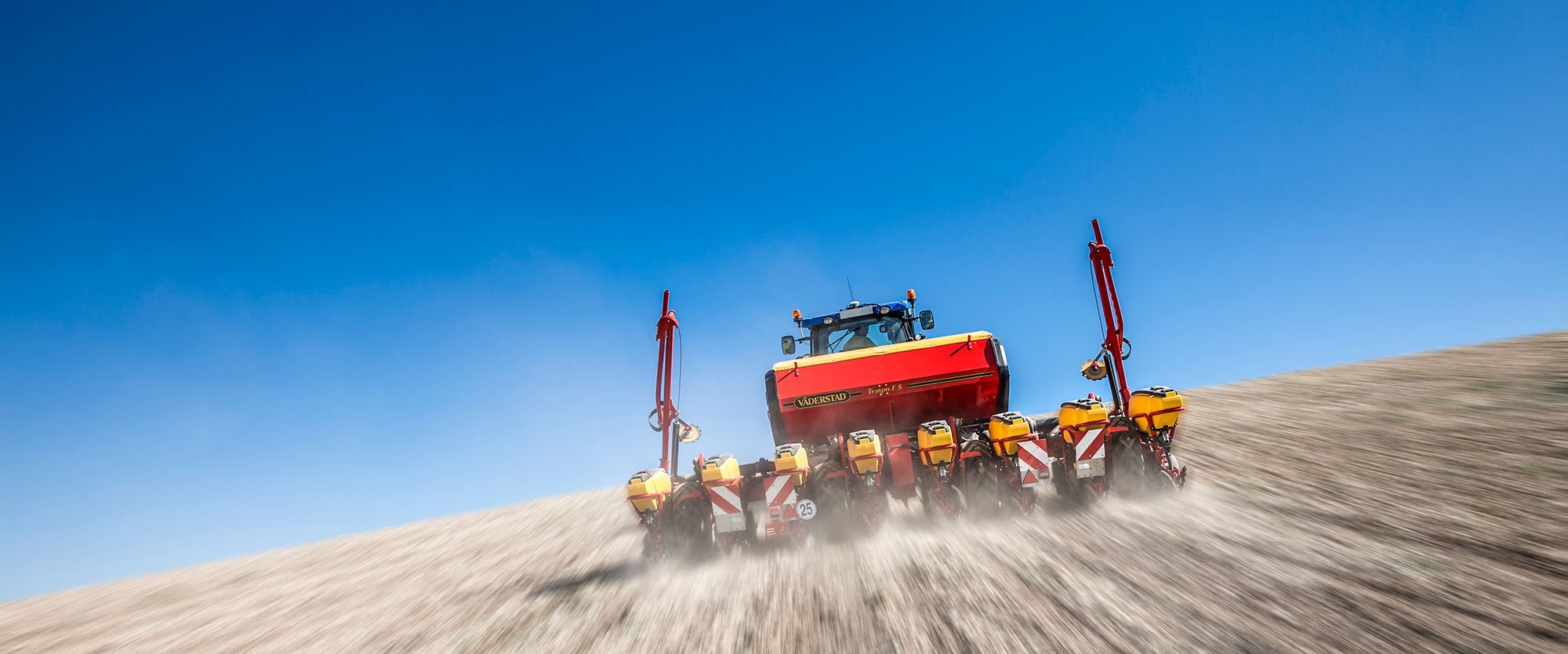 Väderstad Tempo F 8 en el campo