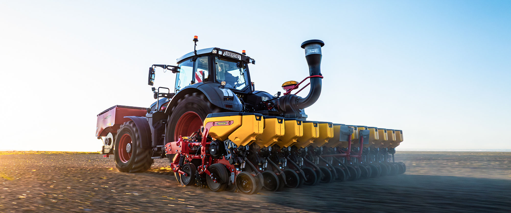Väderstad Tempo V 12 raders i fält i soluppgång