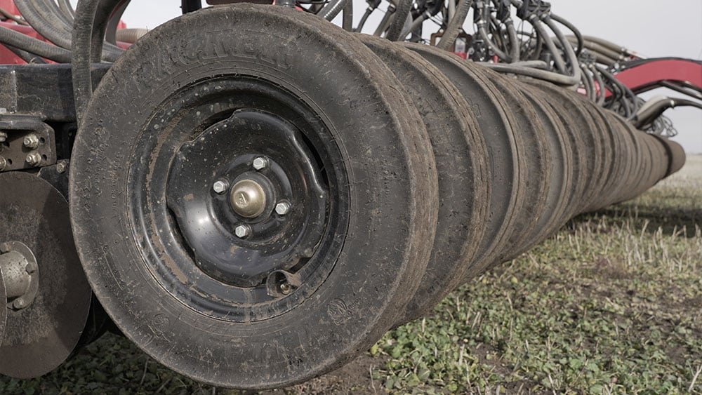Close-up on the Väderstad Dakota 60 packer tyres