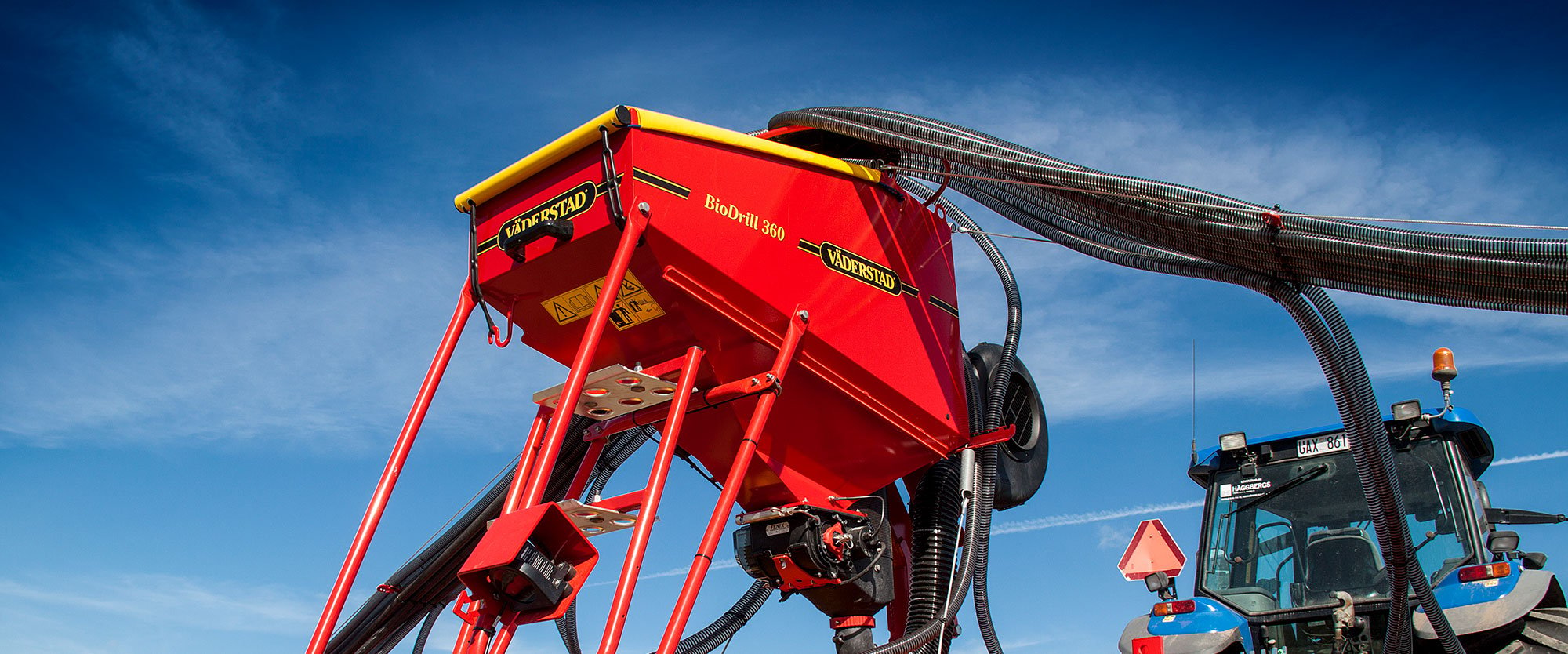 Väderstad BioDrill med blå himmel i bakgrunden