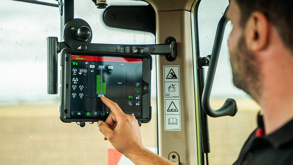 Lähikuva Väderstad E-Controlia iPadilla käyttävästä henkilöstä