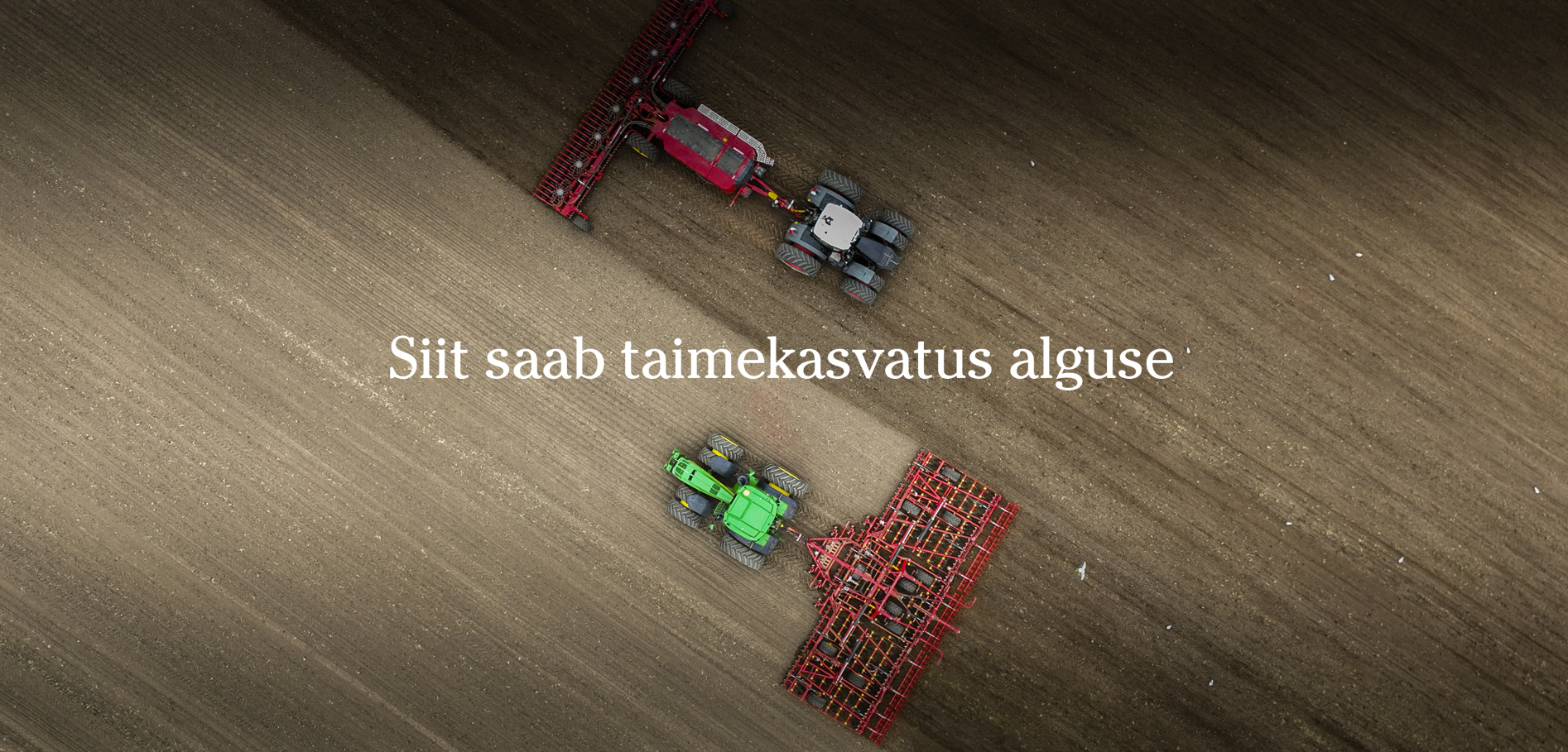 Põllumees kontrollib CrossCutter kettaga töötamise tulemusi