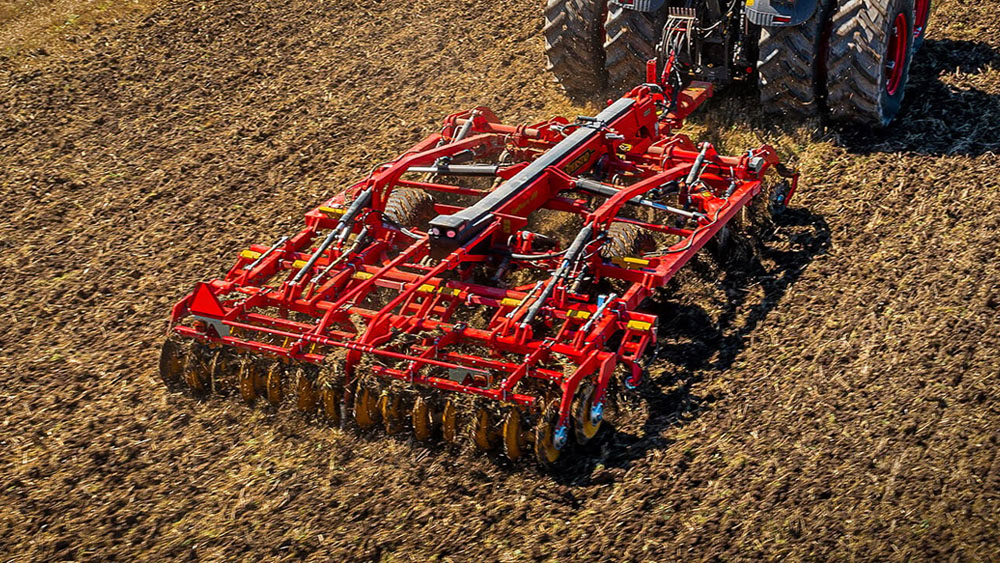 TopDown Cultivator combinat care lucrează pe câmp