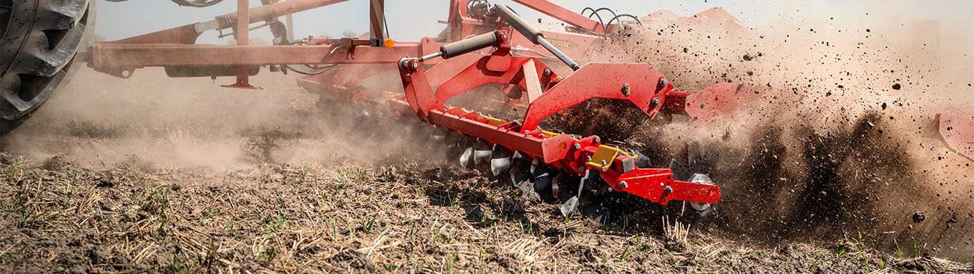 Väderstad Carrier XT equipado con la herramienta frontal de tercera fila de discos