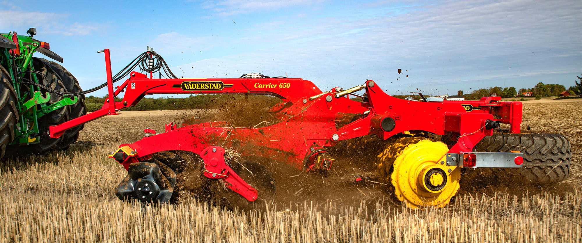 Cultivador de discos Väderstad Carrier en un campo
