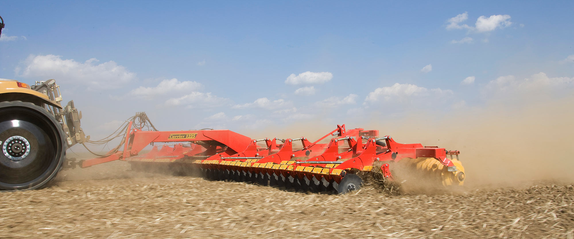 Le déchaumeur Carrier 1225 au travail 