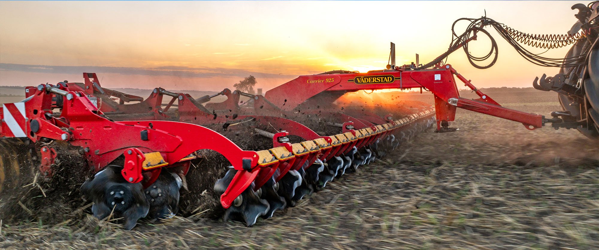 Le déchaumeur Carrier 1225 au travail 