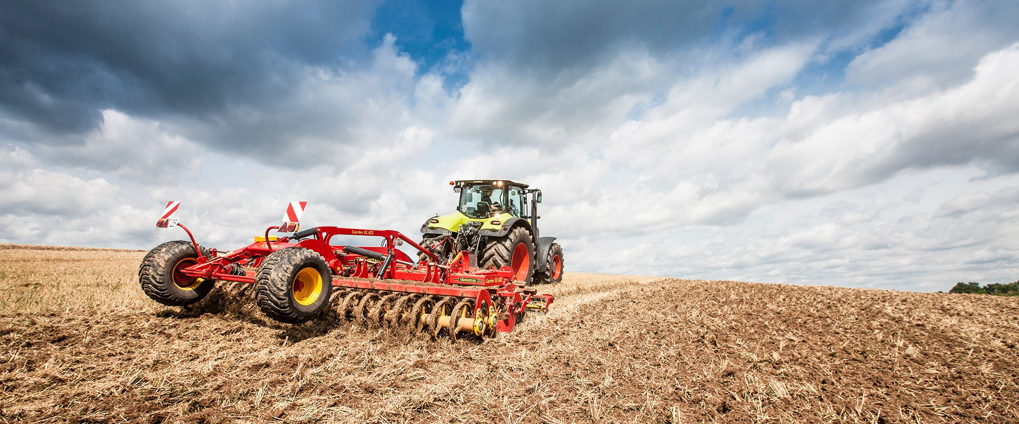 Väderstad Carrier XL 625 en el campo