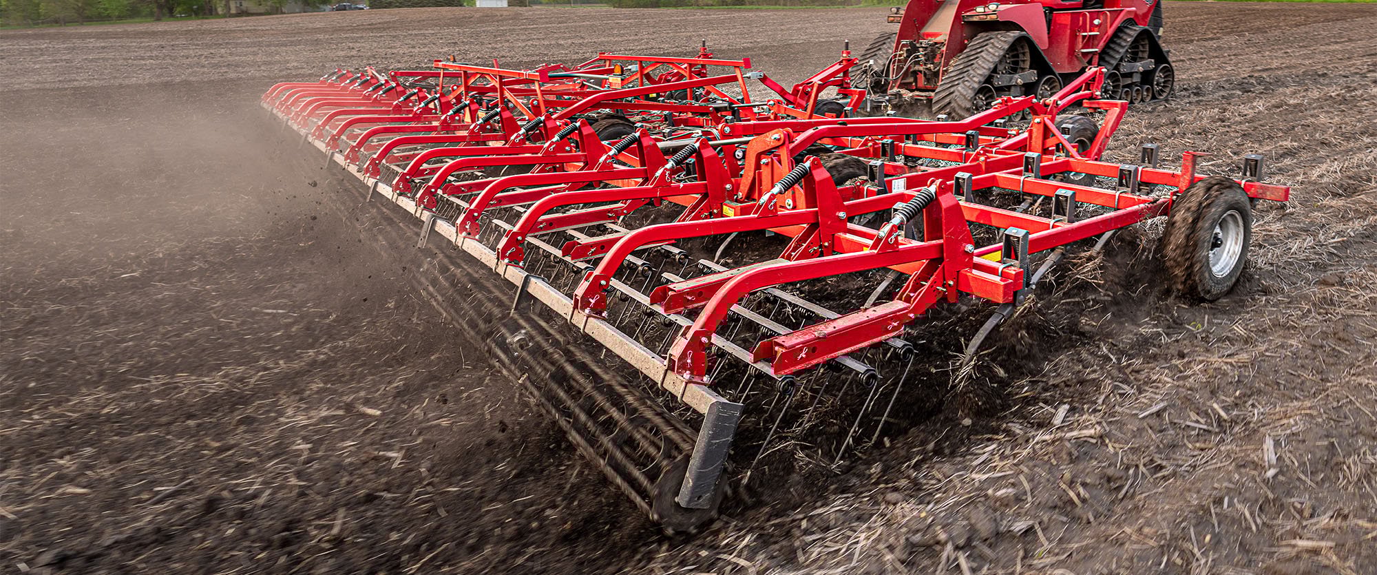 Передпосівний культиватор Wil-Rich XL2 працює на полі