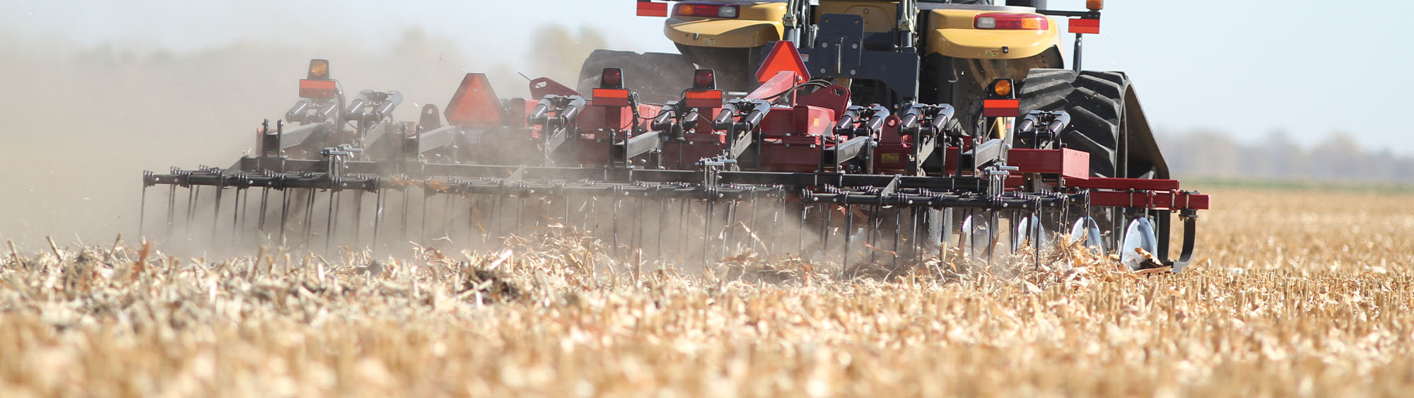 Wil-Rich SoilPro 513 dans le champ, légèrement de derrière
