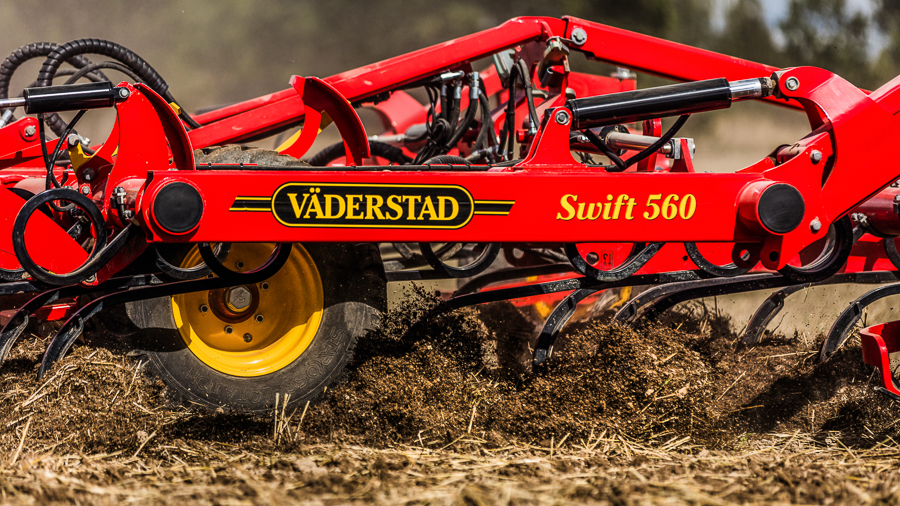 Väderstad Swift 560 with vibrating tines in speed