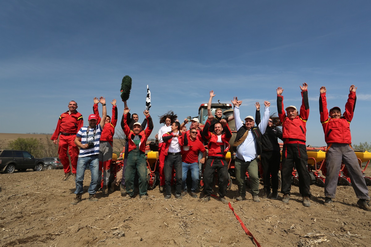 Ein glückliches Team von Väderstad und Titan Machinery bei der kleinen Feier nach dem Rennen. Ein glückliches Team von Väderstad und Titan Machinery bei der kleinen Feier nach dem Rennen.