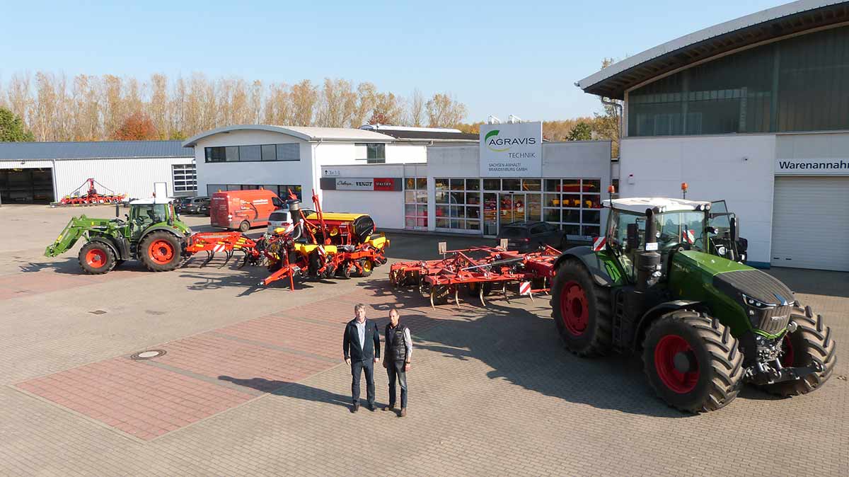Die Geschäftsführer partnerschaftlich vor der AGRAVIS Technik Zentrale