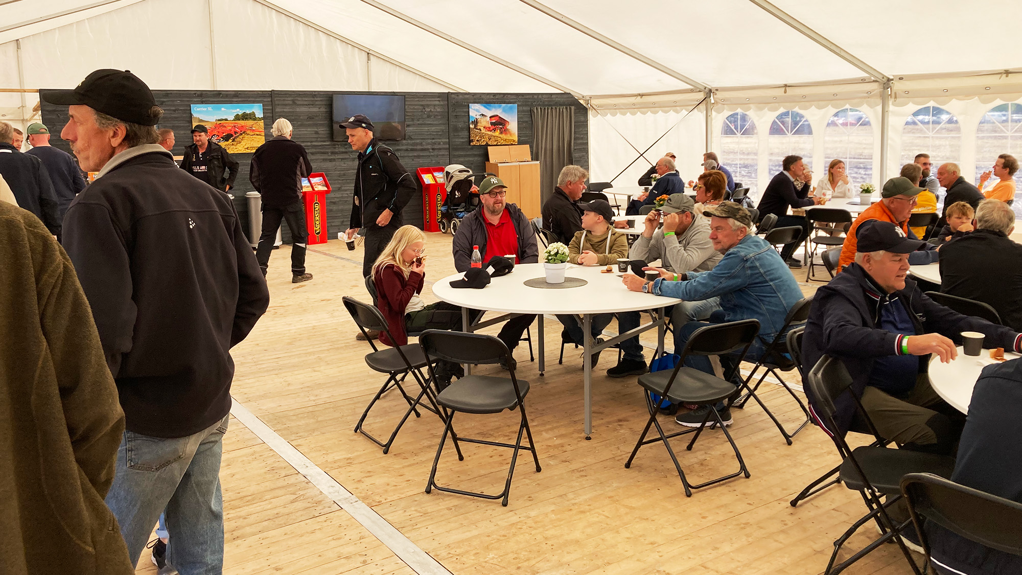 Inne i Väderstads monter på Brunnby Lantbrukardagar 2023